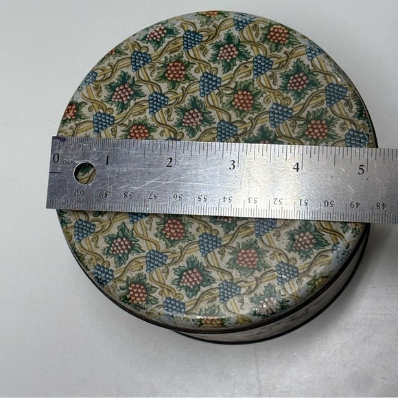 Vintage Peek Freans London, England biscuit tin with medieval hunting scenes - Picture 11 of 11